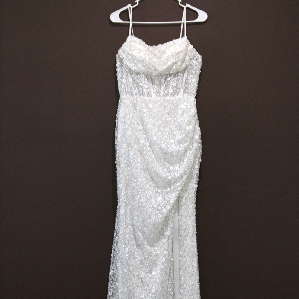 Elegant White Lace Gown - image 7